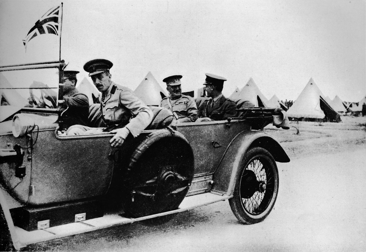 General Sir John Maxwell, comandante das tropas egípcias, viajando de automóvel através de um dos campos, 1915 de Unbekannt