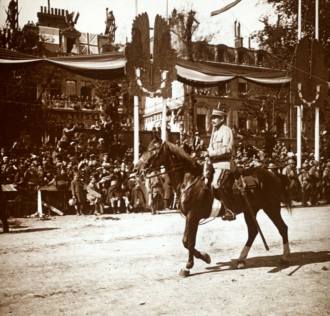 General Toulorge no desfile da vitória, Paris, França, c1918-c1919 de Unbekannt