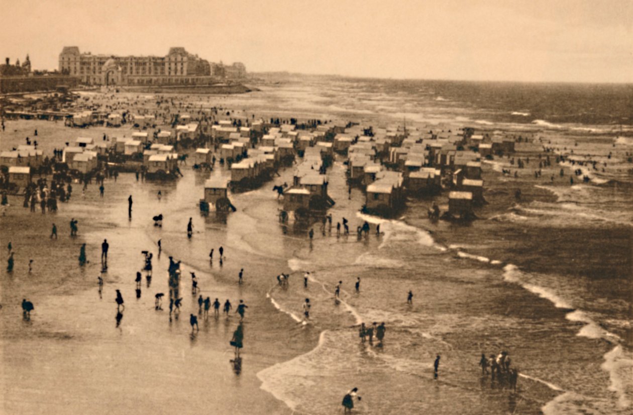 Vista geral da costa na hora do banho, c1928 de Unbekannt