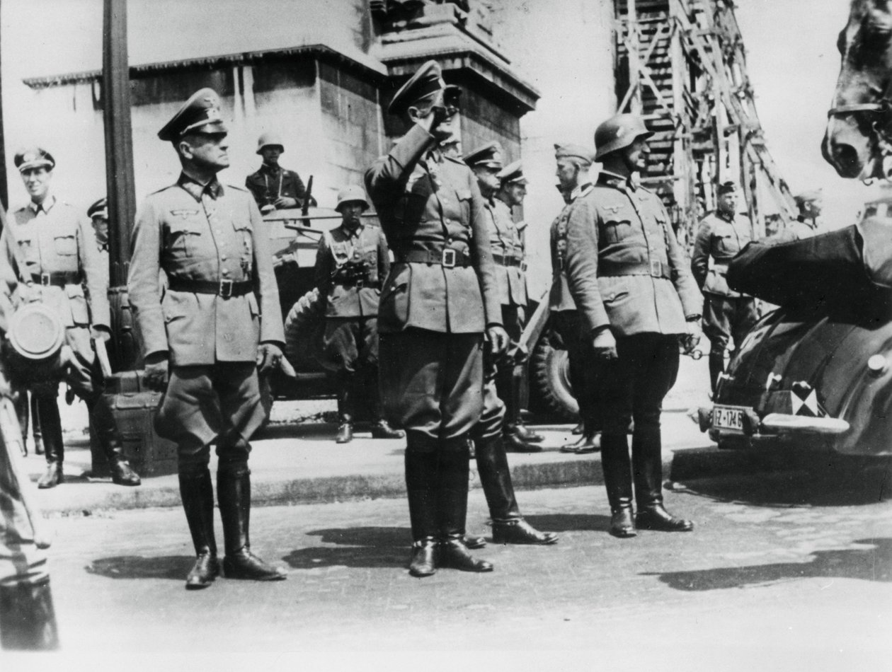 General von Bock saudando as tropas alemãs desfilando pelo Arco do Triunfo, Paris, 14 de junho de 1940 de Unbekannt