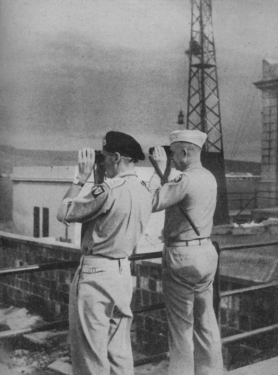 Os generais Montgomery e Eisenhower vêem de uma varanda em Messina, o continente italiano, 1943-44 de Unbekannt