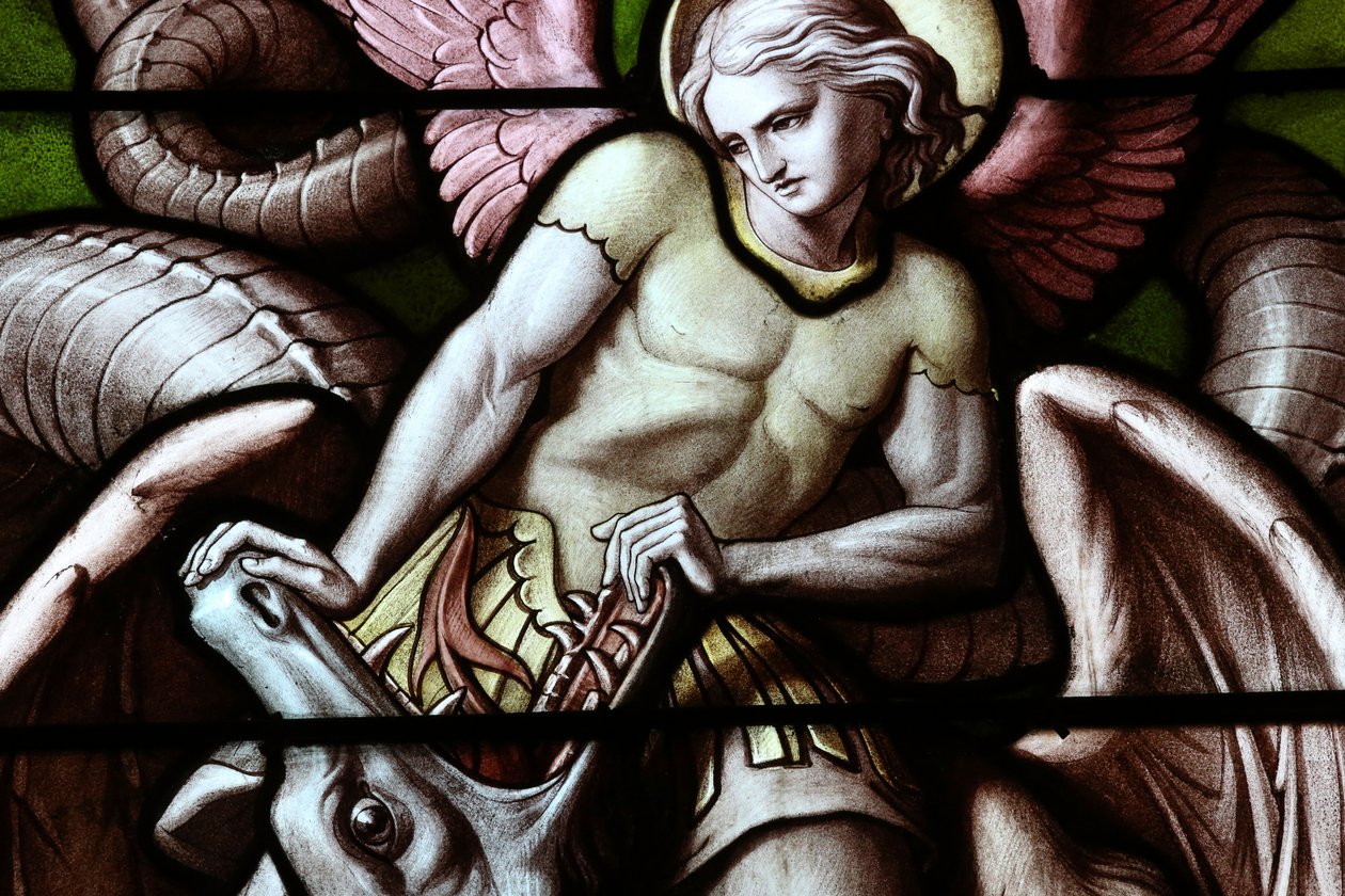 Genebra, Genebra, Suíça, le 5/7/2015 - Basílica Notre-Dame de Genebra. Janela de vidro manchado. Anjo lutando contra Satanás como um dragão. de Unbekannt