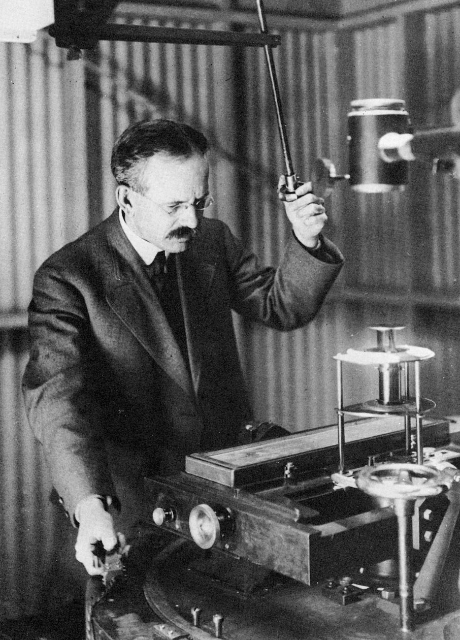 George Ellery Hale 1868-1938, astrônomo americano, observando manchas solares, 1907 de Unbekannt