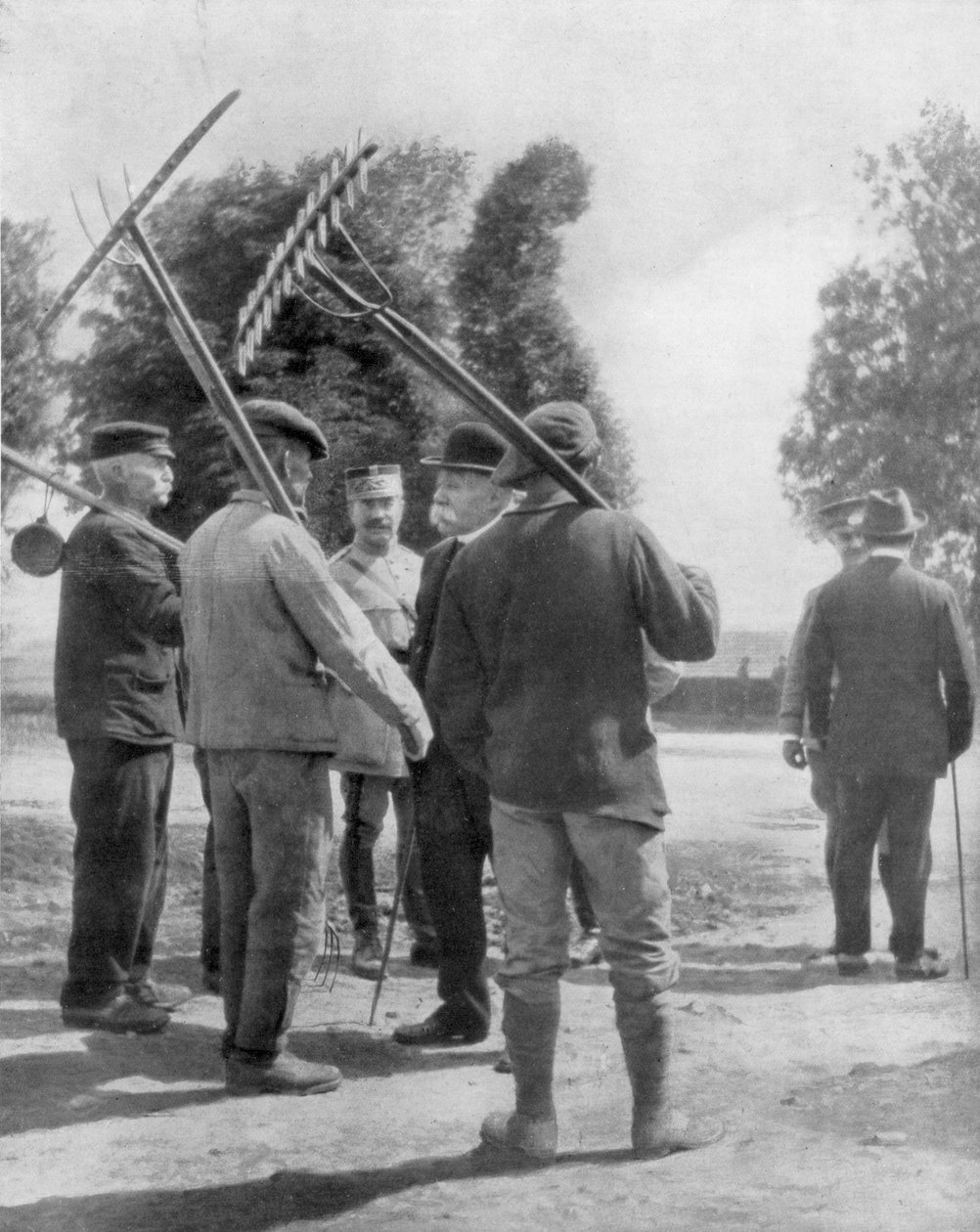 Georges Clemenceau conversando com agricultores perto da frente, Chemin des Dames, França, 1918 de Unbekannt