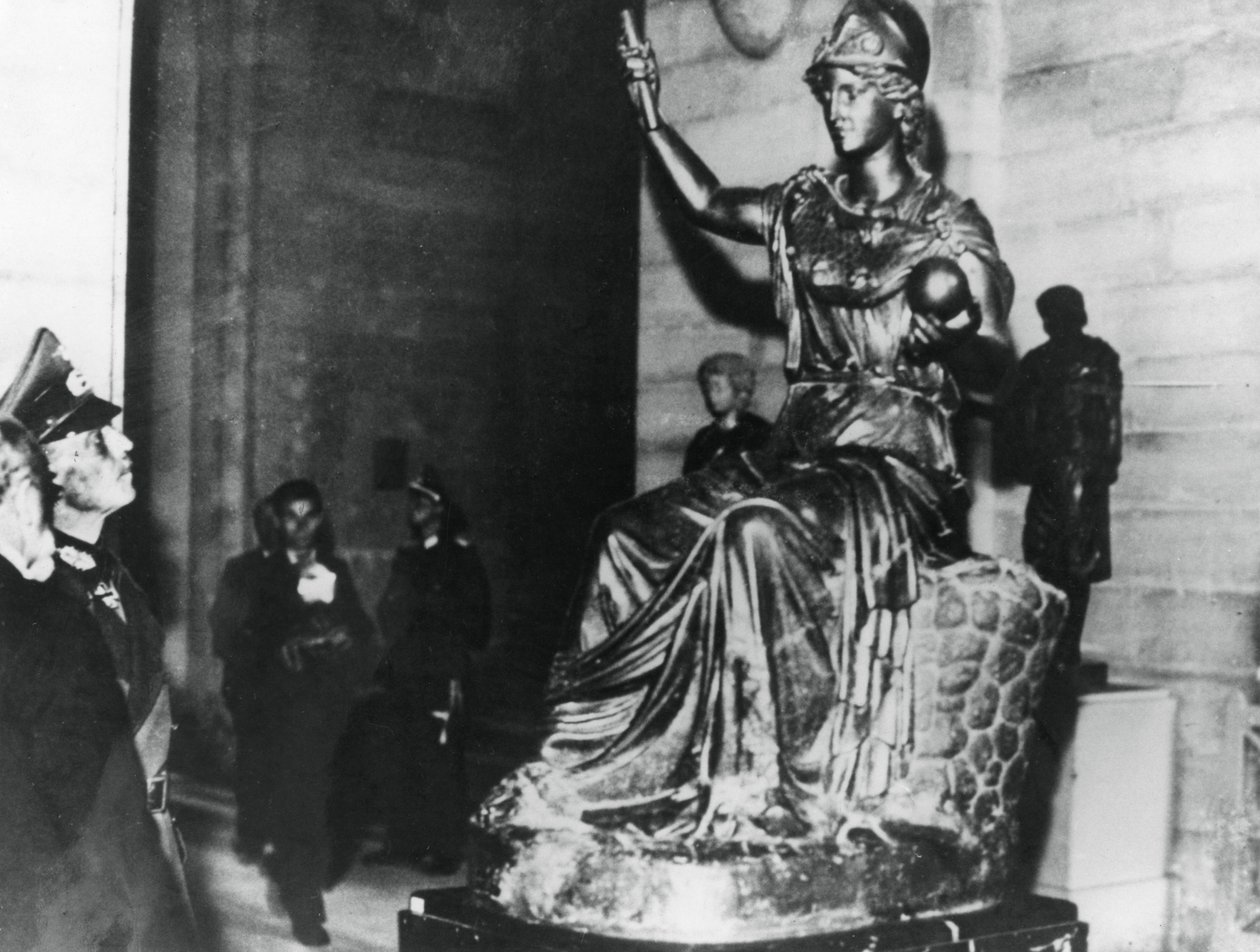 Marechal-de-campo alemão von Rundstedt visitando o Louvre, Paris ocupada, outubro de 1940 de Unbekannt