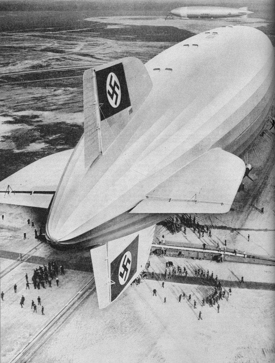 Dirigível alemão Zeppelin Hindenburg atracado em Lakehurst, Nova Jersey, c1936 c1937 de Unbekannt