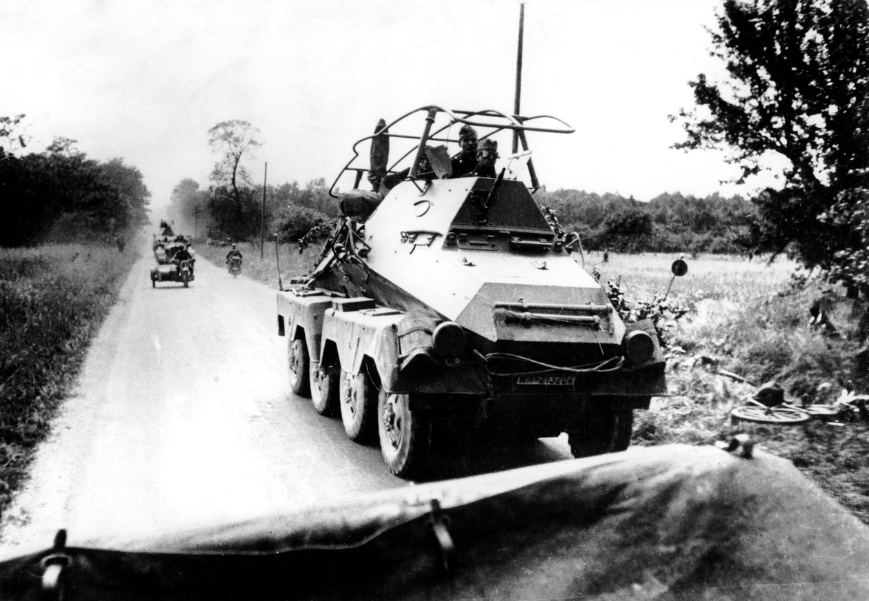 Carro blindado alemão durante o avanço em Paris, maio-junho de 1940 de Unbekannt