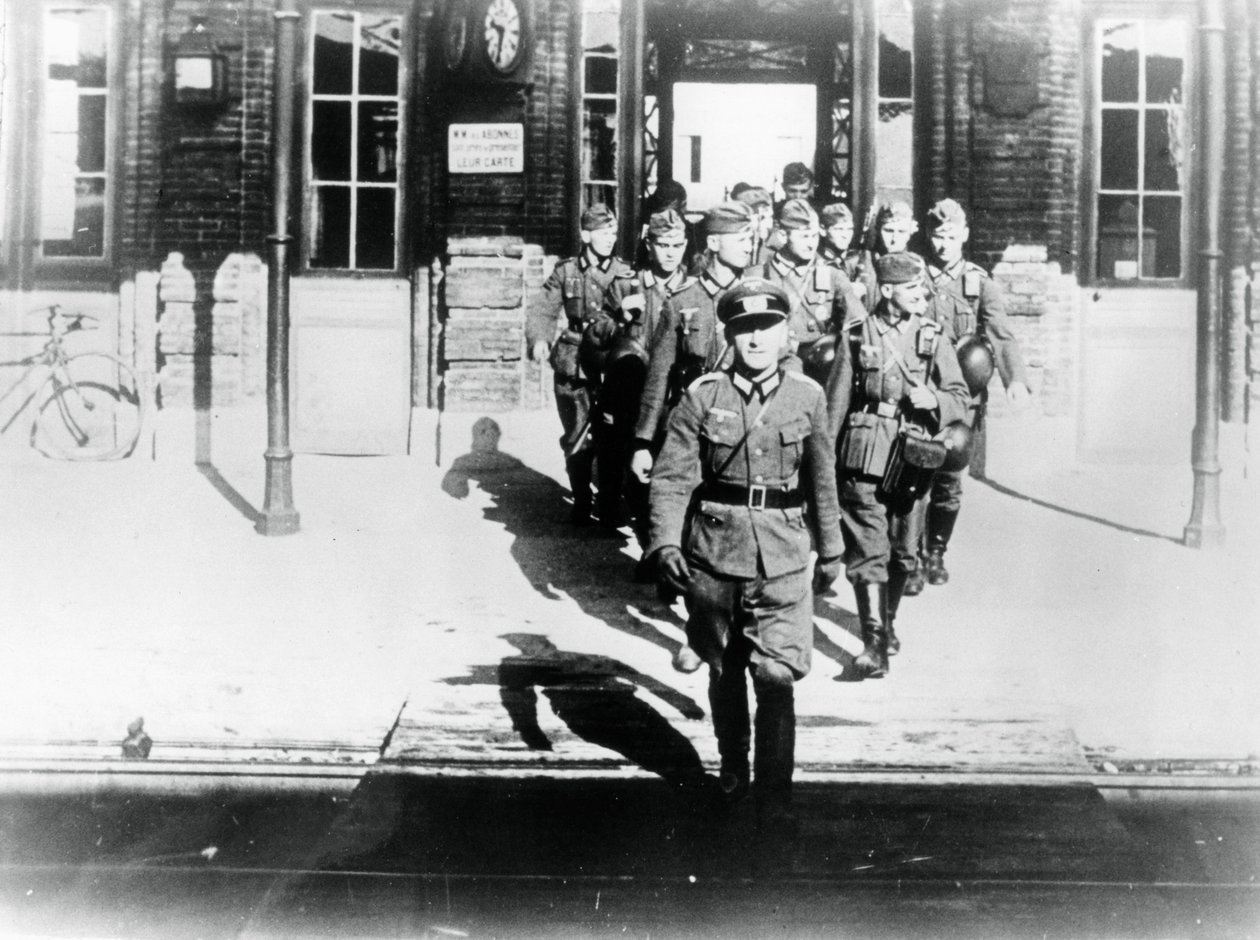 Oficial do exército alemão liderando sua empresa em uma plataforma de estação ferroviária, Paris, agosto de 1940 de Unbekannt