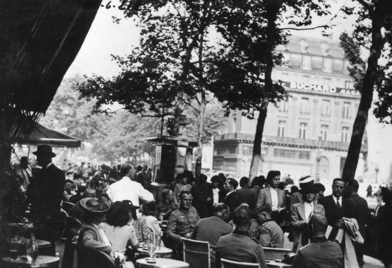 Oficiais do exército alemão relaxando do lado de fora do Cafe de la Paix, Paris, junho de 1940 de Unbekannt