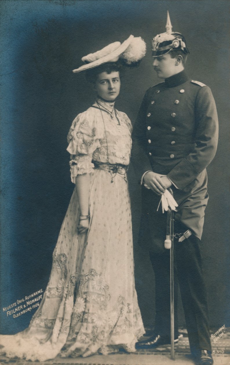 Casal alemão Com homem de uniforme, 1906 de Unbekannt