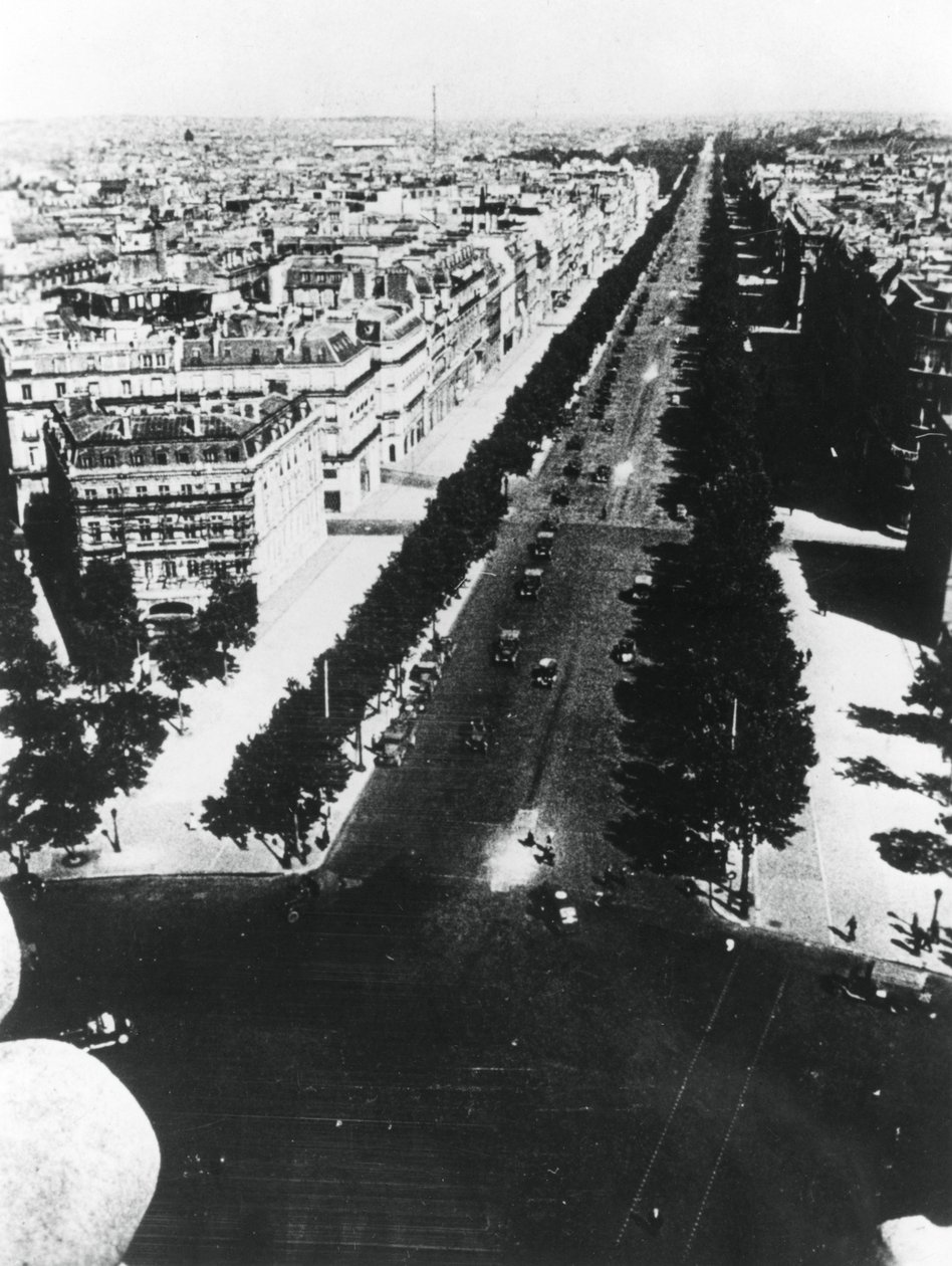 Forças alemãs desfilando ao longo dos Campos Elísios, Paris, 14 de junho de 1940 de Unbekannt