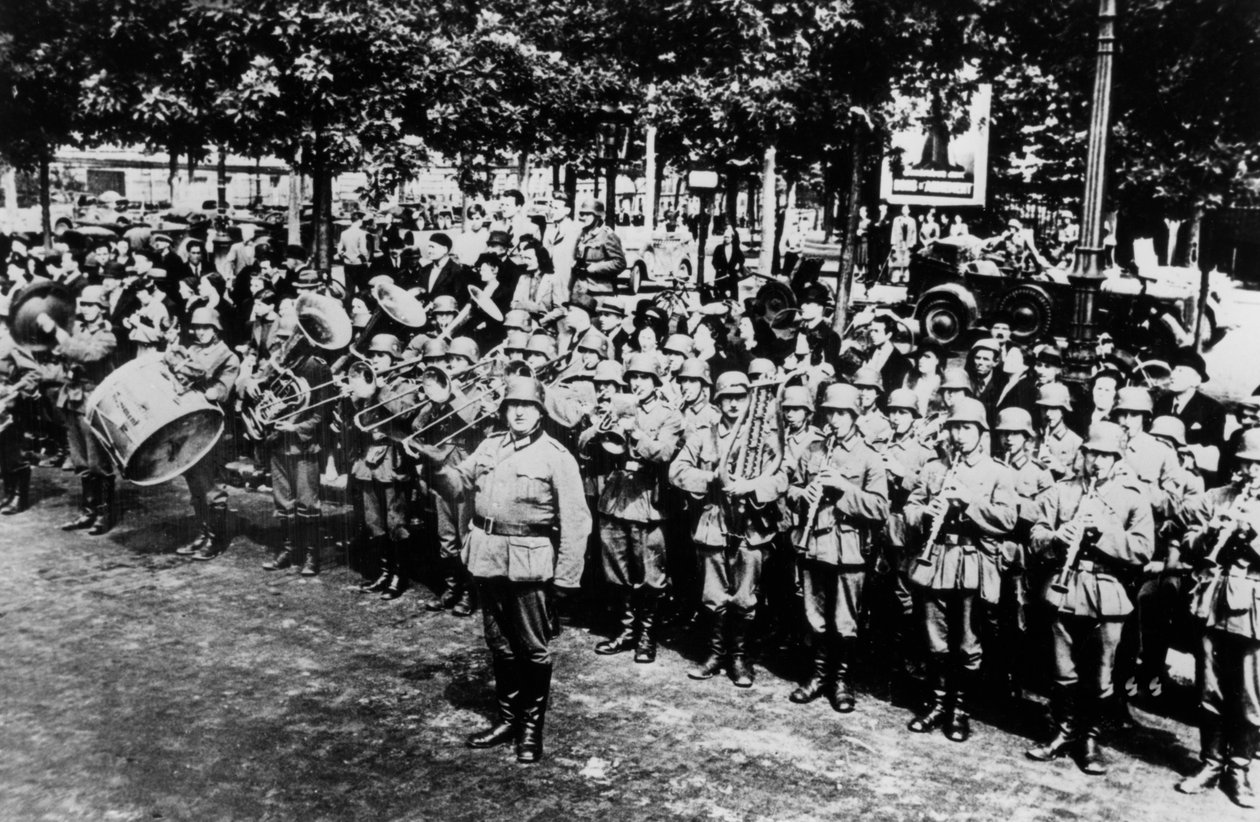 Banda militar alemã no desfile na Place de lEtoile, Paris, junho de 1940 de Unbekannt