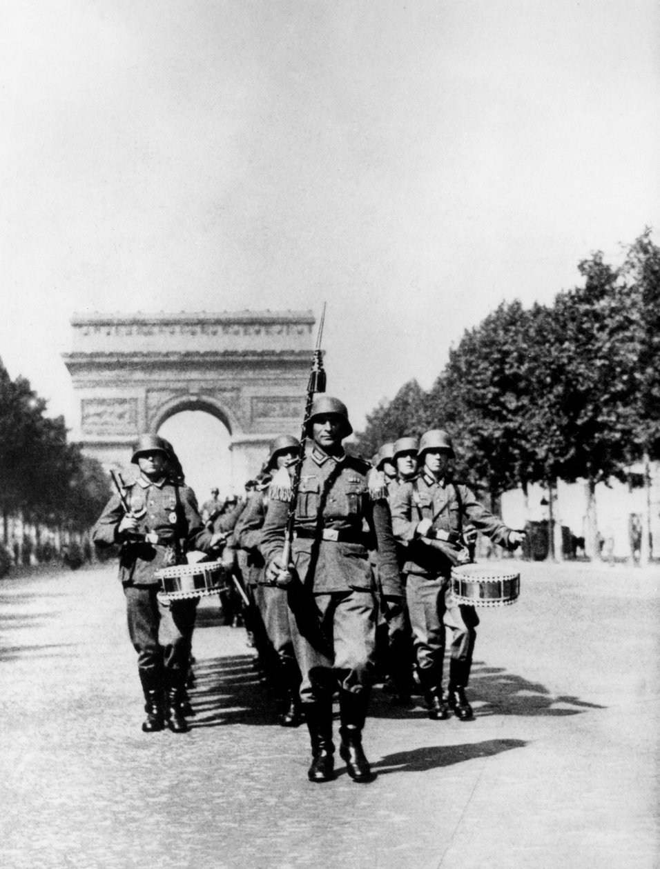 Desfile militar alemão ao longo dos Campos Elísios durante a ocupação, Paris, 1940-1944 de Unbekannt