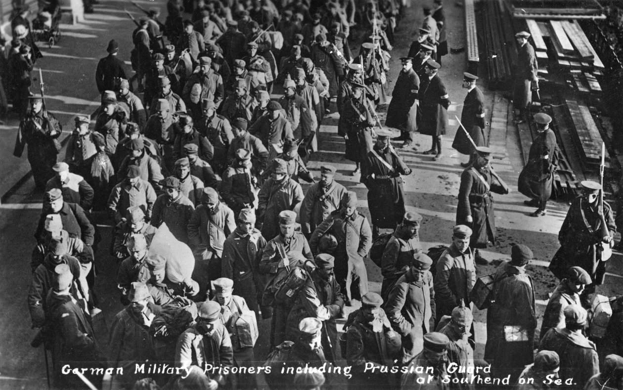 Prisioneiros militares alemães, incluindo guardas prussianos em Southend no mar, c1914-1915 de Unbekannt