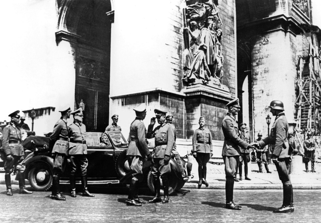 Oficiais alemães no Arco do Triunfo durante o desfile da vitória, Paris, junho de 1940 de Unbekannt