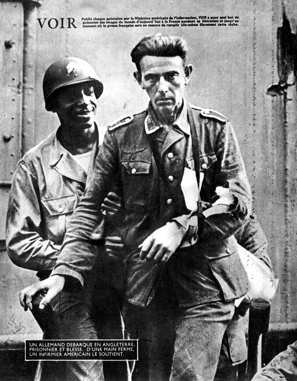 Prisioneiro de guerra alemão que chega à Inglaterra, escoltado por um soldado americano, 1944 de Unbekannt