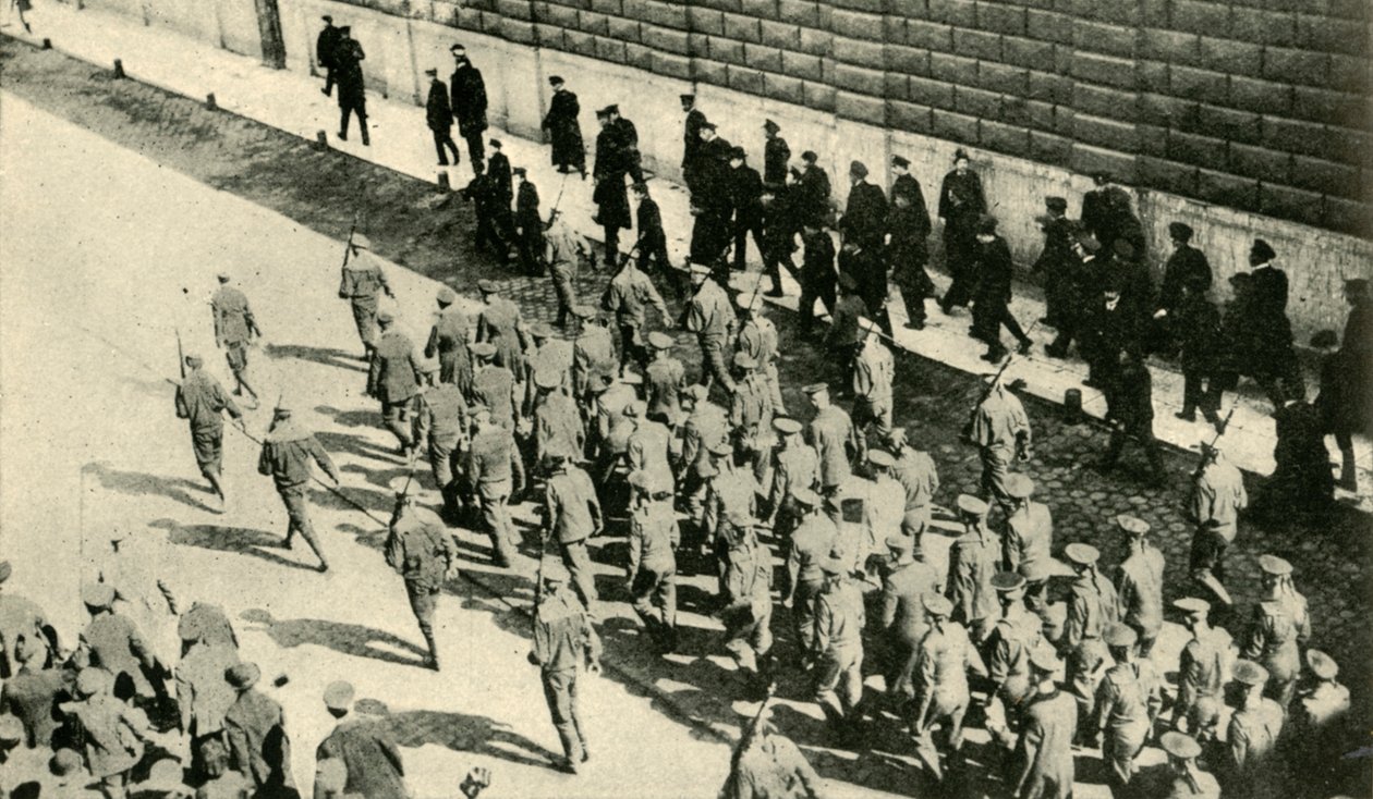 Prisioneiros alemães do SMS Magdeburg em Petrogrado, Rússia ... agosto de 1914, c1920. de Unbekannt