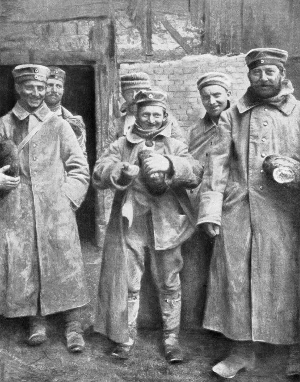 Prisioneiros de guerra alemães com sua ração de pão, 1915 de Unbekannt