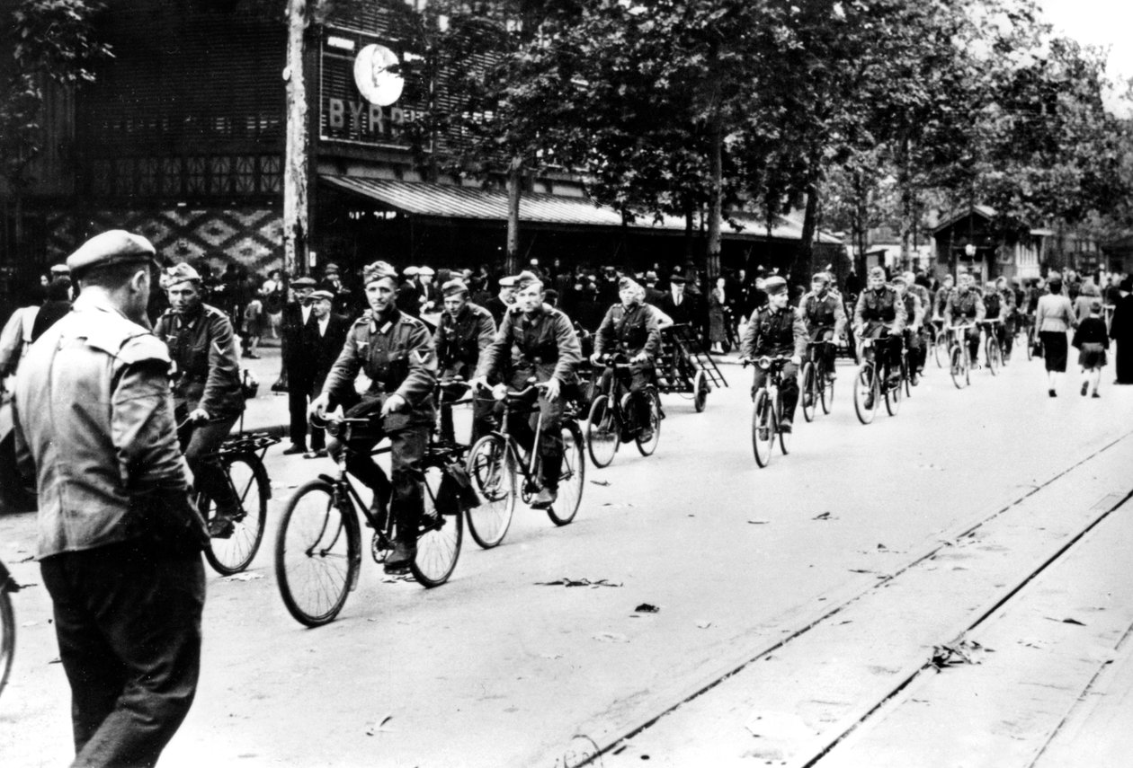 Soldado alemão andando de bicicleta pelas ruas de Paris, junho de 1940 de Unbekannt