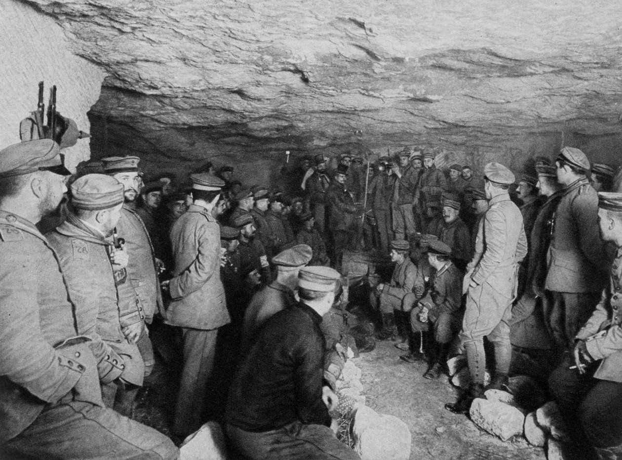 Soldados alemães em um concerto em uma caverna, França, Primeira Guerra Mundial, 1915 de Unbekannt