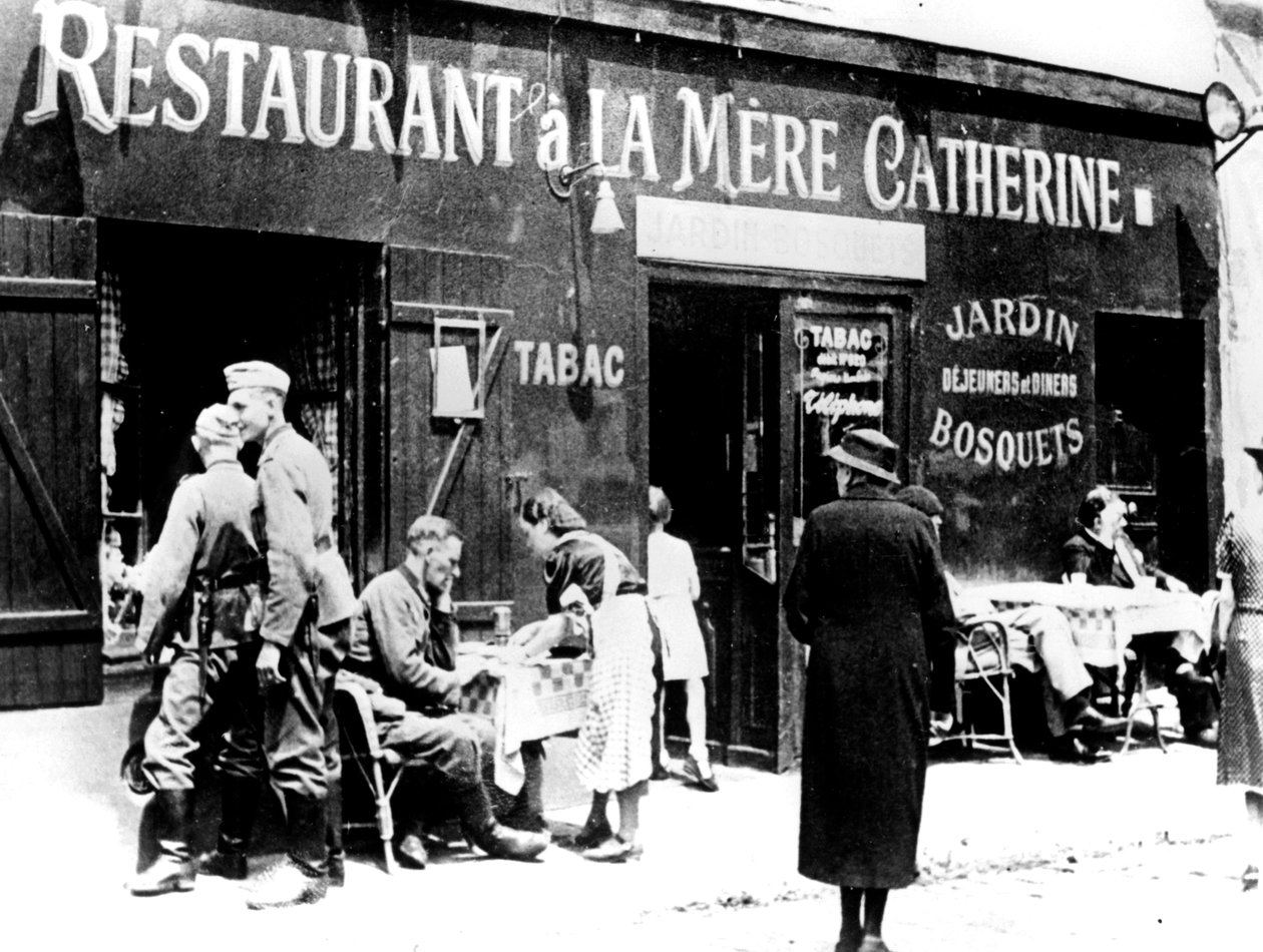 Soldados alemães em um restaurante, ocuparam Paris, em junho de 1940 de Unbekannt