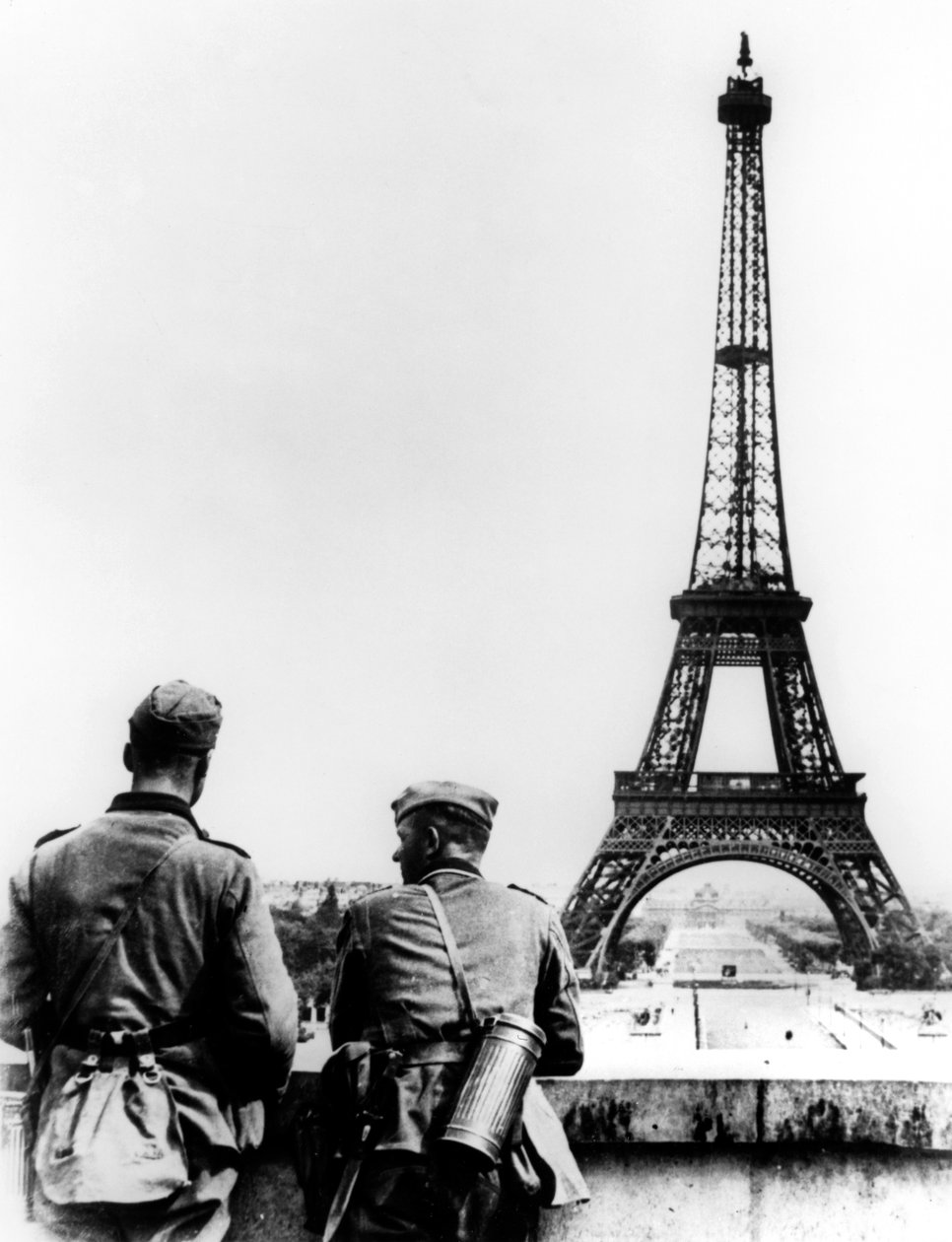 Soldados alemães na Torre Eiffel, Paris, junho de 1940 de Unbekannt