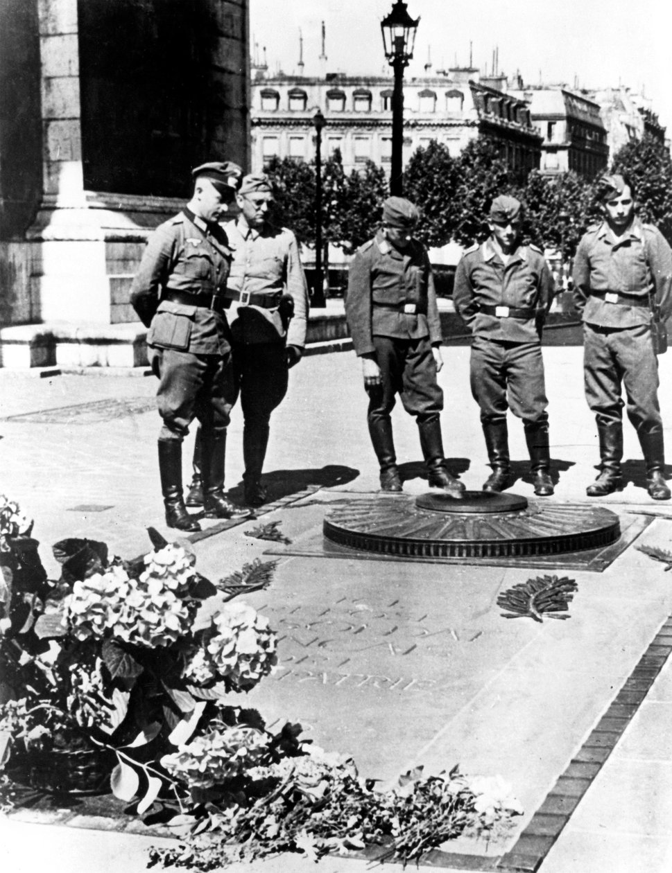 Soldados alemães no túmulo do soldado desconhecido no Arco do Triunfo, Paris, dezembro de 1940 de Unbekannt