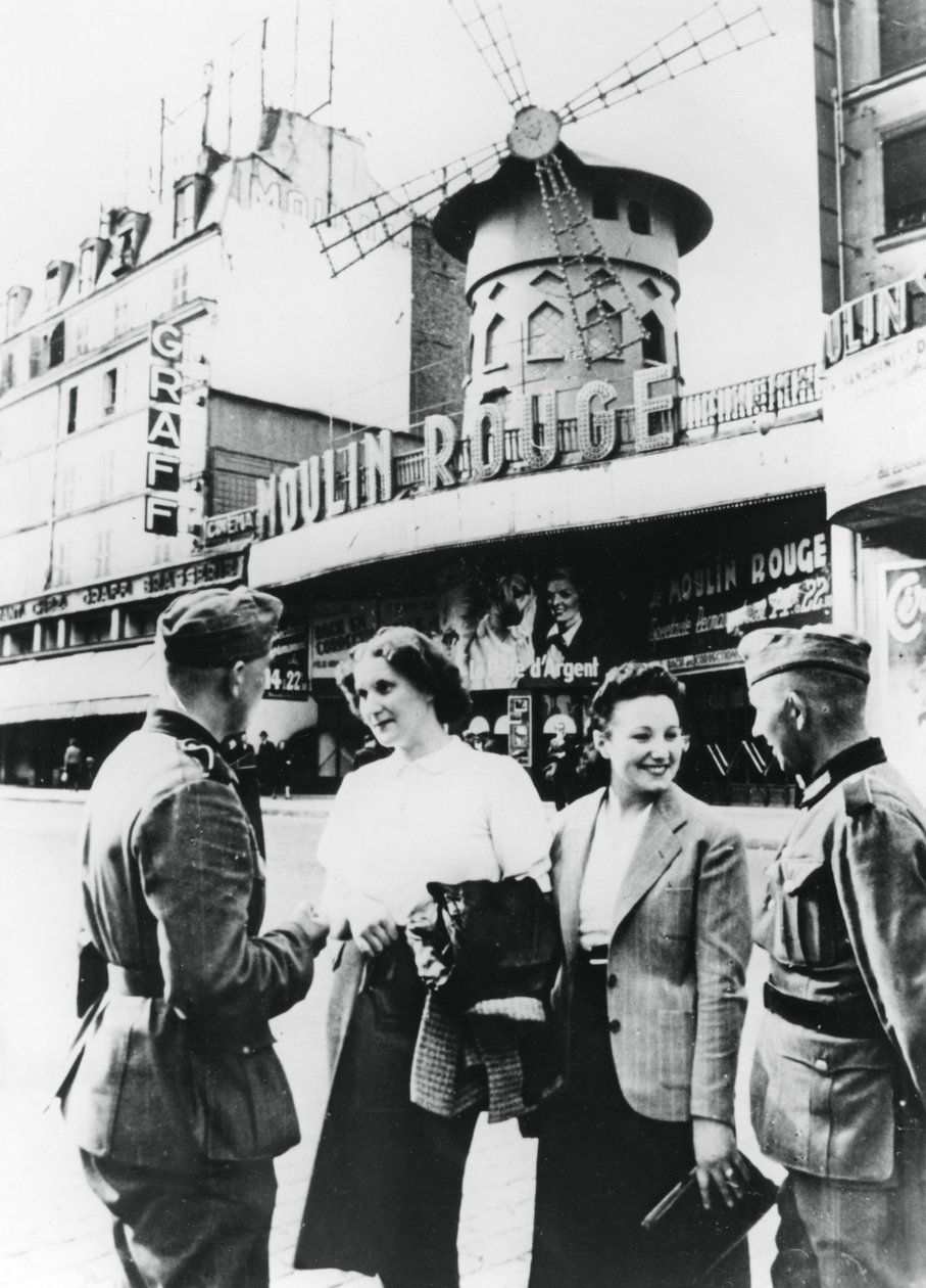 Soldados alemães conversando com francesas do lado de fora do Moulin Rouge, Paris ocupada, junho de 1940 de Unbekannt