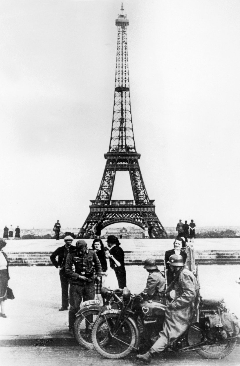 Soldados alemães em frente à Torre Eiffel, Paris, 1940 de Unbekannt