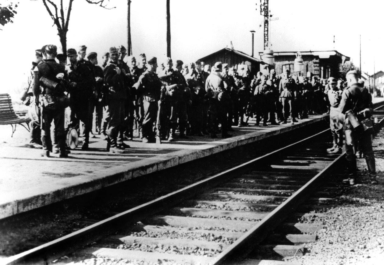 Soldados alemães em uma plataforma ferroviária aguardando transporte, Paris, agosto de 1940 de Unbekannt