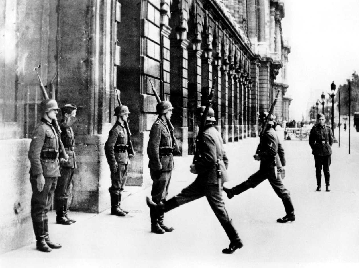 Soldados alemães de guarda do lado de fora do Hotel Crillon, Paris, 7 de outubro de 1940 de Unbekannt