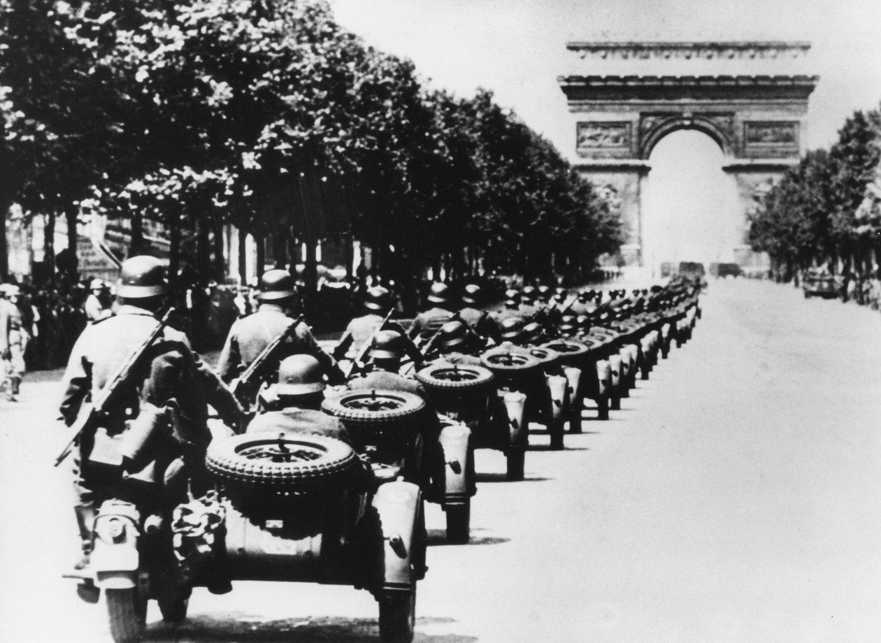 Soldados alemães nos Campos Elísios, Paris, 14 de junho de 1940 de Unbekannt