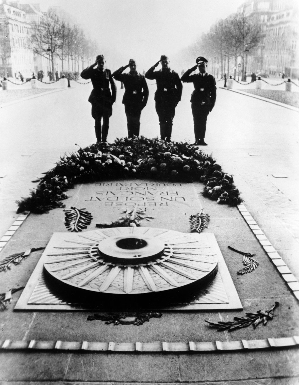 Soldados alemães saudando o túmulo do soldado desconhecido, Paris, dezembro de 1940 de Unbekannt