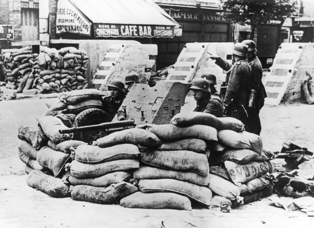 Soldados alemães com barricada francesa capturada, perto de Paris, junho de 1940 de Unbekannt
