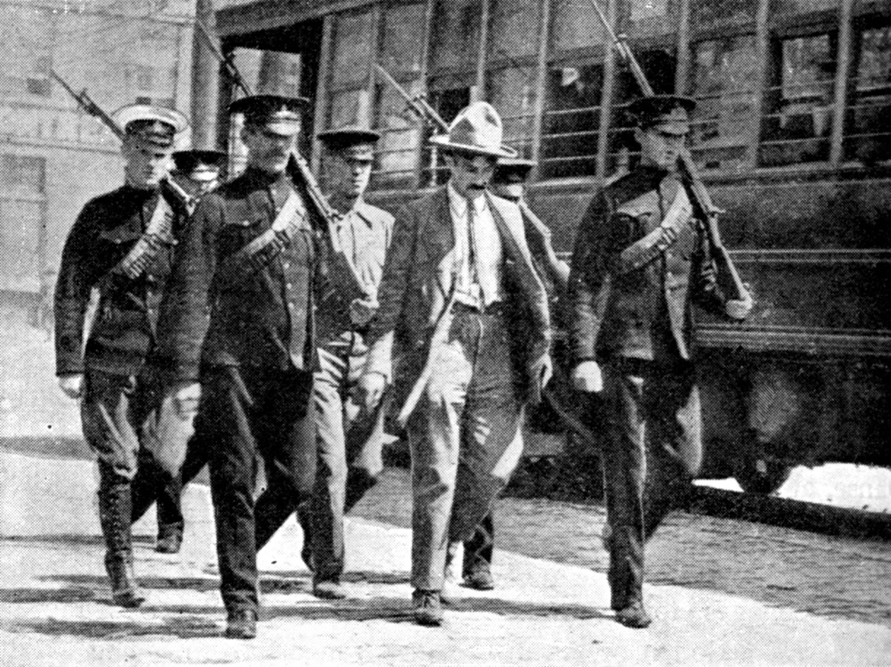 Espião alemão escoltado para prisão militar pelas autoridades canadenses, Primeira Guerra Mundial, 1914 de Unbekannt