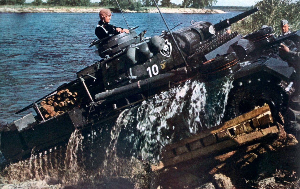 Tanque alemão que atravessa um rio, Rússia, 1941 de Unbekannt