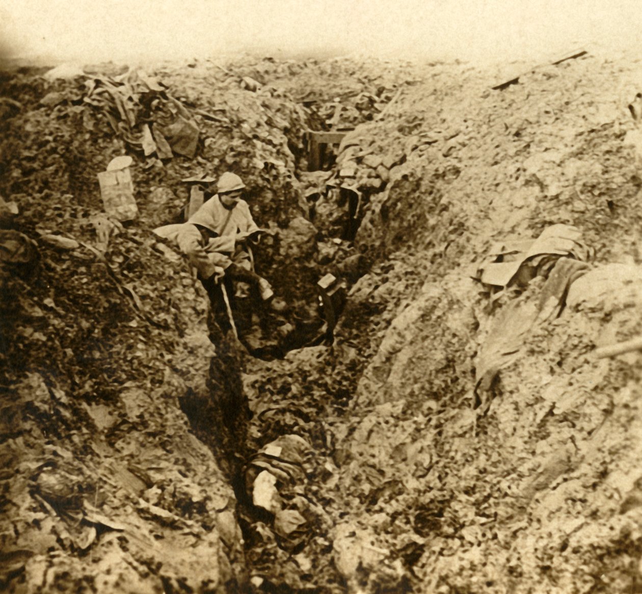Trincheiras alemãs destruídas por bombardeios, Verdun, norte da França, c1914-c1918 de Unbekannt