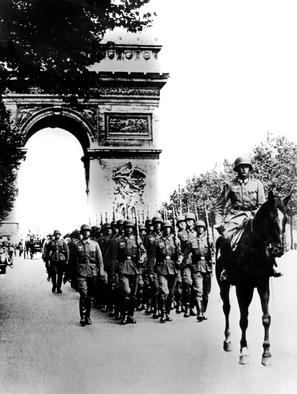 Tropas alemãs marchando no Champs Elysees, Paris, 14 de junho de 1940 de Unbekannt