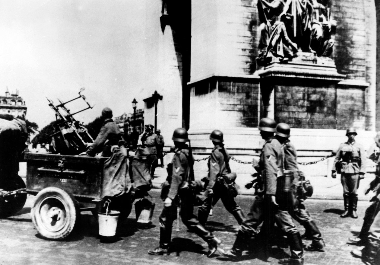 Tropas alemãs marchando pelo Arco do Triunfo, Paris, junho de 1940 de Unbekannt