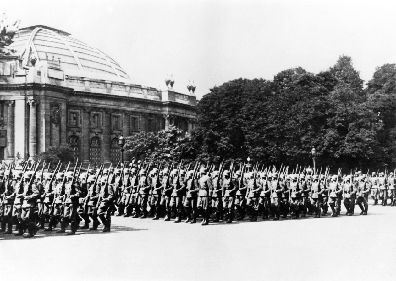Tropas alemãs desfilando diante do comandante alemão de Paris, 8 de julho de 1941 de Unbekannt