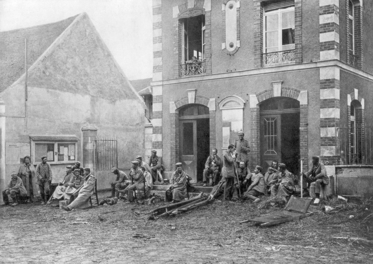 Tropas alemãs sentadas nos degraus da prefeitura de Vareddes, França, 1914 de Unbekannt