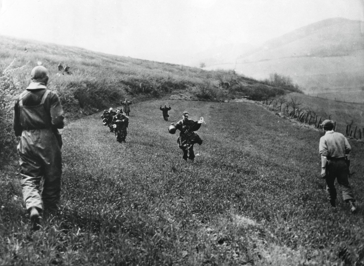 Tropas alemãs se rendendo a soldados do 1º Exército Americano, perto de Elsborn, Alemanha, abril de 1945 de Unbekannt