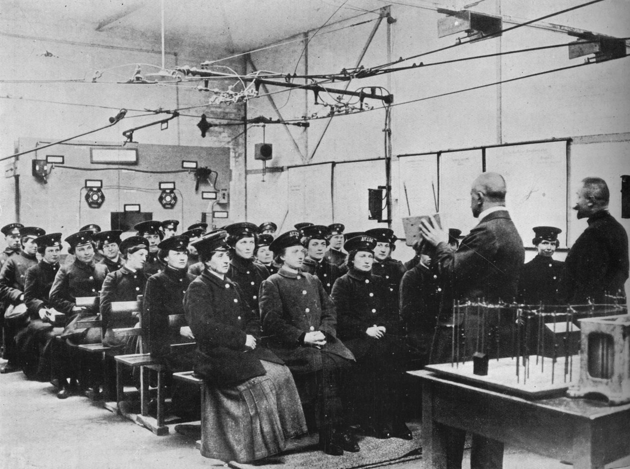Mulheres alemãs sendo treinadas como operárias em Berlim, 1915 de Unbekannt
