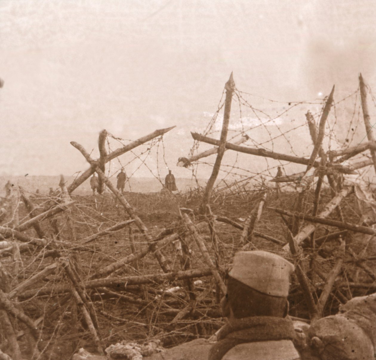 Alemães saindo das trincheiras, Massiges, norte da França, c1914-c1918. de Unbekannt