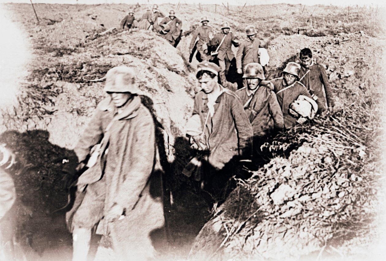 Alemães se rendendo em Laffaux, norte da França, c1914-c1918 de Unbekannt