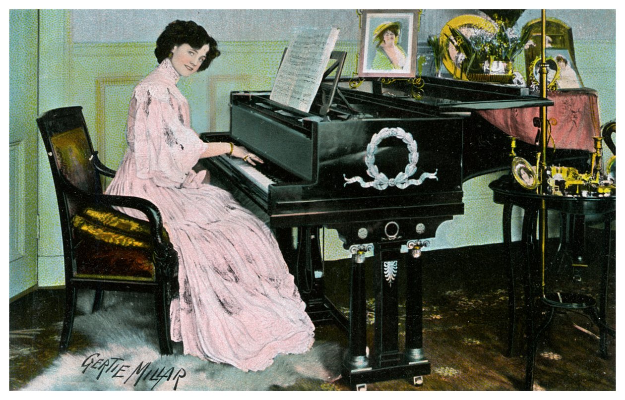 Gertie Millar, atriz e cantora britânica, tocando piano, c1890-1909 de Unbekannt