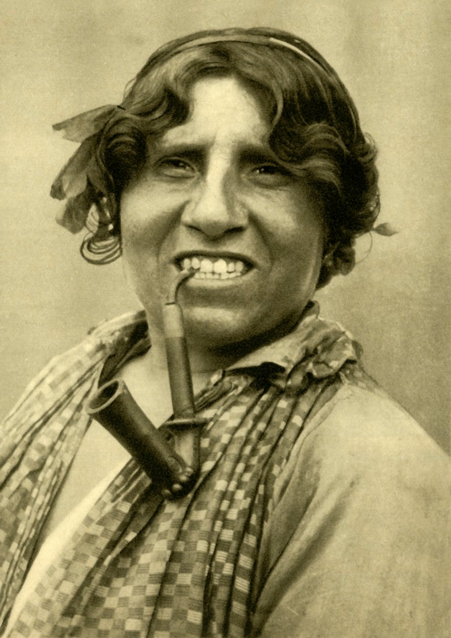 Cigana, fumando um cachimbo, Burgenland, Áustria, c1935. de Unbekannt