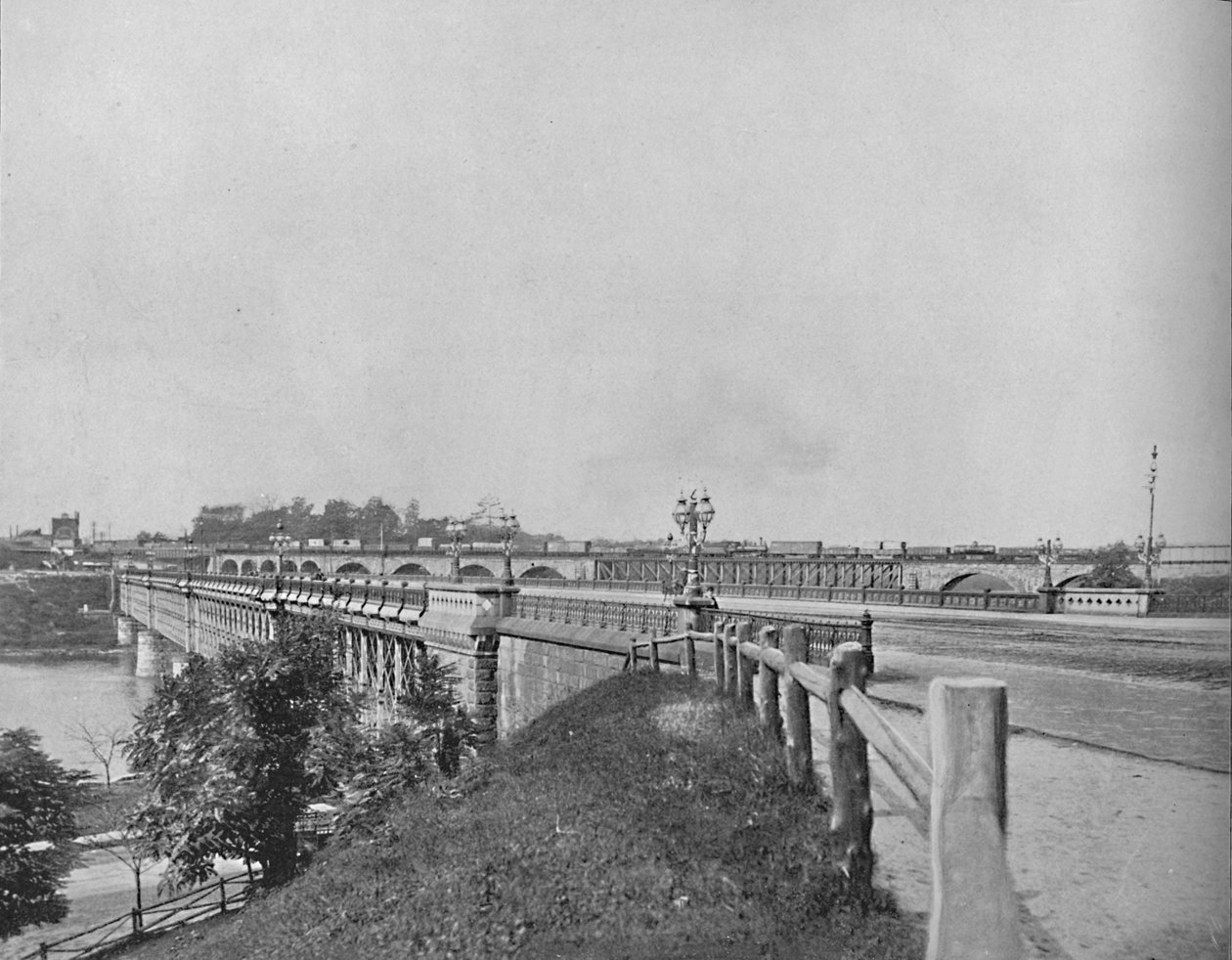 Ponte da Avenida Girard, Filadélfia, c1897. de Unbekannt