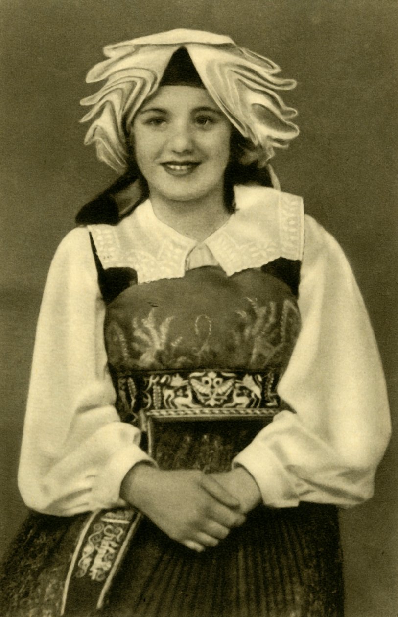 Garota em traje tradicional, Gailtal, Áustria, c1935. de Unbekannt