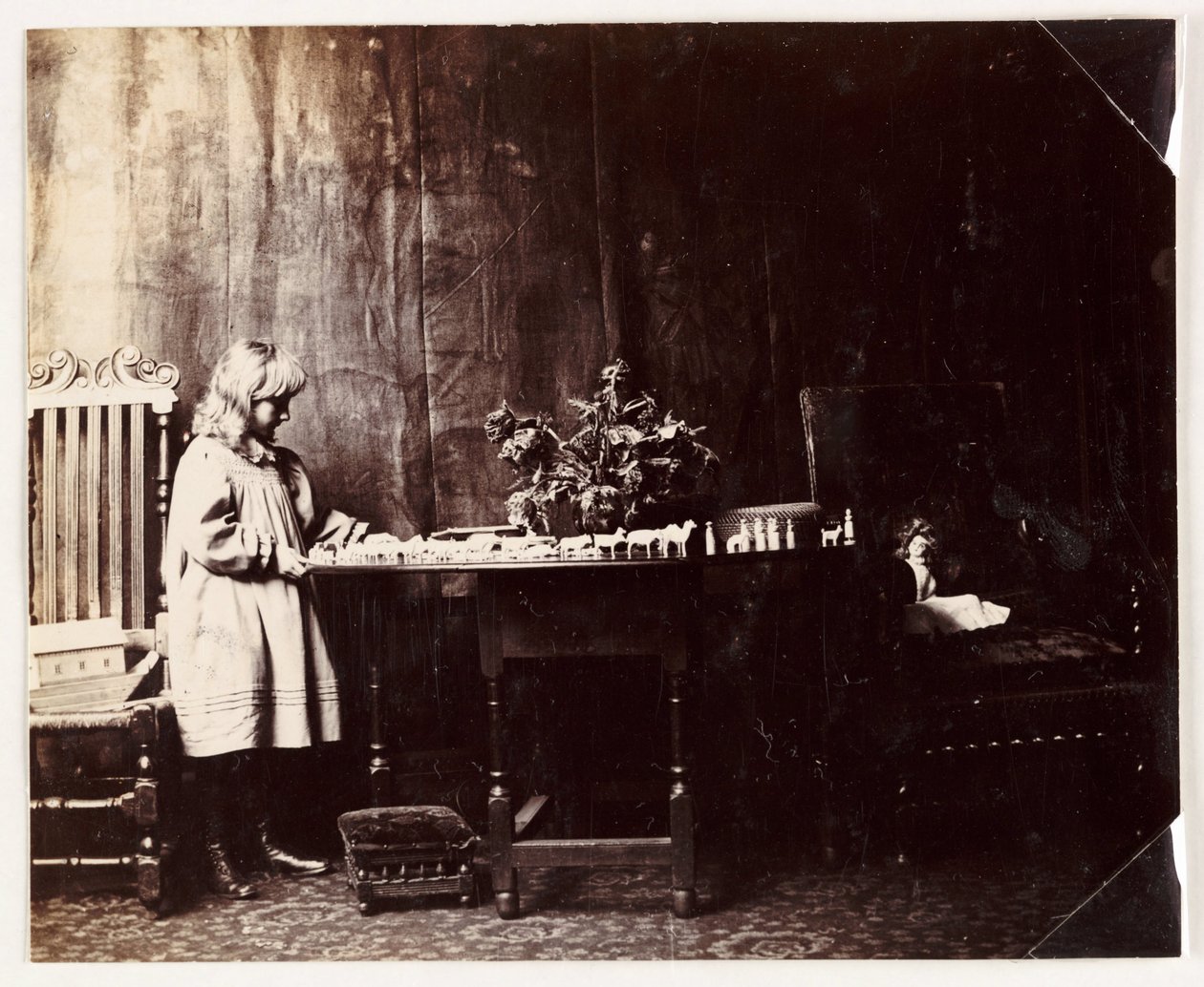 Menina a brincar com um conjunto de brinquedos da Arca de Noé, c 1905 de Unbekannt